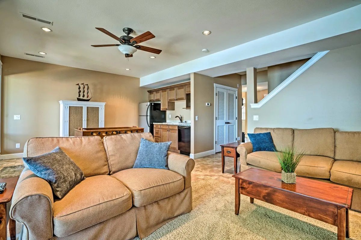 Lower living and kitchenette